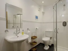 4 bedroom accommodation in Castleton - Image 2