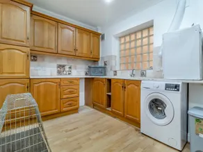6 bedroom accommodation in Ipswich - Image 3