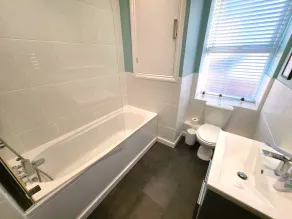 Spacious 2 bed apartment opposite main beach! - Image 3