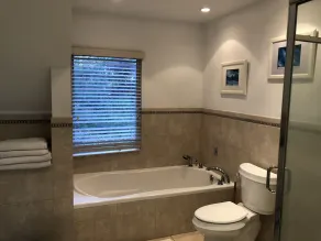 Spacious, secluded, unique Carriage House close to NYC and beach! - Image 4