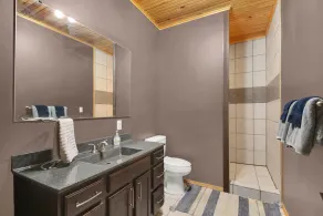 Spacious Lodge on 40 Acres! - Image 3