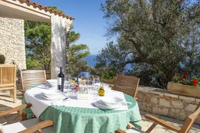 VILLA DE VACANCES SUR LA MER AVEC UN JARDIN DE 3000 M² - Image 4