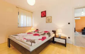 Holiday home with swimming pool and beautiful garden - Image 5