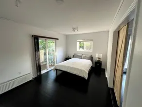 Waterfront Cottage facing Lake Ontario with 3 bedrooms, two bathrooms - Image 5