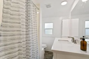 Quaint South Hill Home w Luxury King Bed and Wifi - Image 4