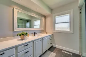 Remodeled cozy farmhouse on a 100 acre hazelnut orchard! - Image 4