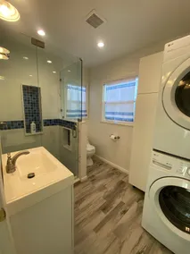 Cozy Beach Cottage -Private Patio & AC Walk to Beach, Pier, Shops & Restaurants - Image 4