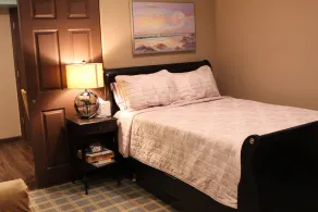 Comfortable private unit with hot tub and free parking - Image 5