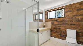 Generous Family Home with 4 Bedrooms, Pool, Pet Friendly - Image 4