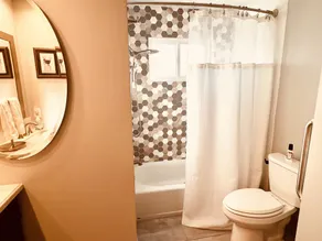 .6 Gå til Carmel Midtown (Palladium). Plus massage stol og lilla madras - Image 3