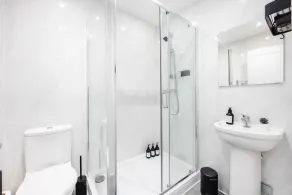 Stylish 2BR Home Near Canary Wharf with Garden & Free Parking - Image 2