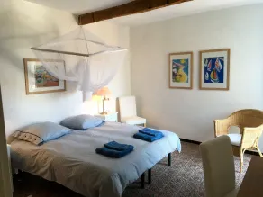 Utsikt över damm och hav i hjärtat av den gamla byn Bages mellan Narbonne och Collioure - Image 4