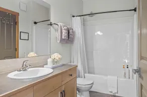 LG423 Canmore Family Home- Top Floor, A/C, Hot tub, Pool, Gym, Free parking - Image 2