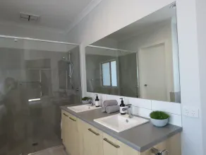 Bobby's è una nuova grande casa di famiglia con facciata d'acqua. - Image 3