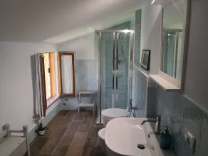 Landhus på stenen nedsænket i grønt af oliventræer på bakken - Image 3