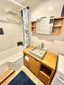 Panoramic Lake Geneva views, 9th floor, 2 renovated bedrooms, spa a stroll away - Image 2