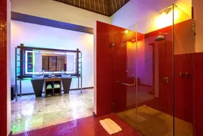 Lovely private pool, great location - Image 4