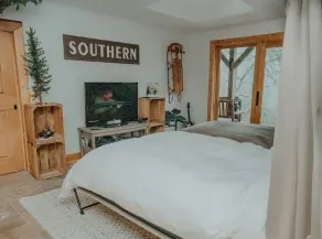Lakefront 3 bedroom cabin sleeps 10, 8 minute drive to Gorges State Park - Image 5