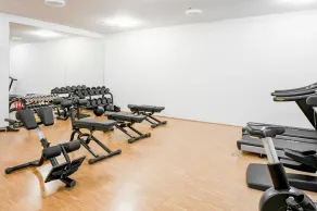 Trendy Favoriten 1BR w/ Gym & Lounge, walk to Hauptbahnhof, by Blueground - Image 3