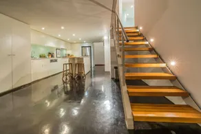 Luxury warehouse apartment close to CBD - Image 2