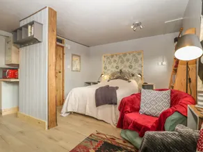 TINY WILLOW, pet friendly, with a garden in Child Okeford - Image 4