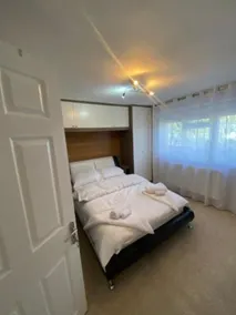 Immaculate 2-Bed Apartment in Isleworth by river - Image 3