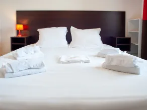 Appartement Cosy à Dinan | Piscine Extérieure Chauffée - Image 4