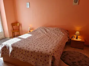 Independent house with enclosed yard 1km from village - Image 4