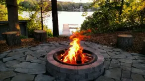 4+ Acre Pond Front Retreat, terrain de basket - Image 3