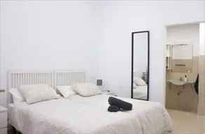 Studio-Apartment-Ensuite with Shower-Street View-Estación Centro Vialia 5 - Image 4