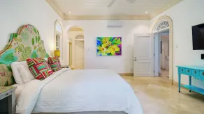 Stunning Beachfront Retreat with Pool - Hemingway House - Image 5