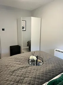 Stunning Newly Decorated Flat with Own Entrance and Garden - Image 5