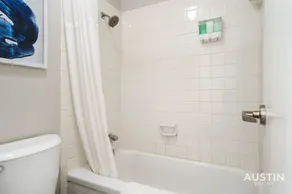 1st Floor Apt Hyde Park Bathtub and Free Parking - Image 3