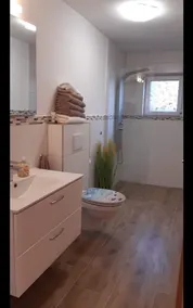 Modern vacation apartment with walk-in shower in the town center - Image 2