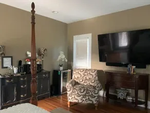 A Room Off Broadway, a prime downtown hideaway - Image 2