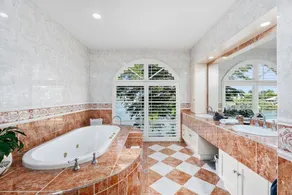 Main River Mansion 5 bed + pool - Image 5