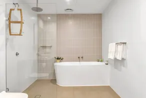 Hamptons-inspired Waterfront Living on Moana Beach - Image 5