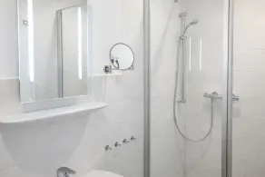 Bright apartment with direct access to the garden - Image 4