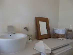 Kun en kort gåtur til floden og kun minutter til den fantastiske surfstrand - Image 2