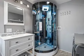 Luxe Studio 2 on Main Street- Luxury Steam Shower, Kitchen - Image 3