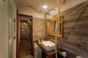 Lake Como Getaway: Pilissy Guest House with Breathtaking Lake and Mountain Views - Image 5