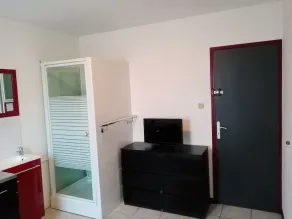 Small studette with garden view - Image 2