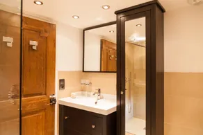 Luxury Guesthouse - Image 4