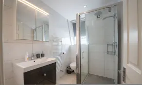 Spacious 3 Bed Apartment in London CRC - Image 2