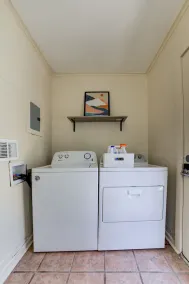Private Apartment with pool, 5 min to downtown - Image 2