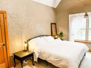 Spacious, family-friendly lodge on 10 wooded acres. Sleeps 20 with 5 bedrooms,  stocked pond - Image 5