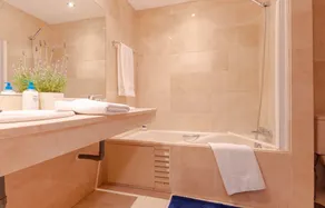 Beachside Apartment With Sea View - Image 3