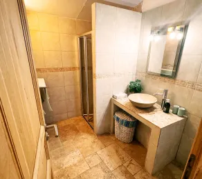 Villa La Passe Incantevole: Rifugio di Lusso con Piscina Vicino a Claviers - Image 3