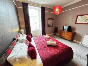well positioned 2 bedroom property only 30 metres from the historic Royal Mile - Image 4