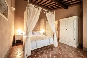 Two-room apartment, approximately 38 square meters, sleeps 4. Finely furnished and comprising a kitchenette equipped with dishes, an oven, a refrigerator with freezer, satellite TV, a living room with a double sofa bed, a double bedroom, and a private ba - Image 3